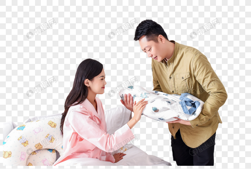 抱着新生儿满脸幸福的父母