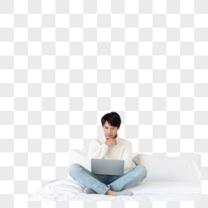 居家男性坐在床上用电脑查阅资料图片