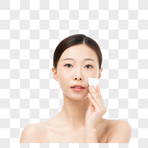 女性使用化妆棉擦拭面部图片