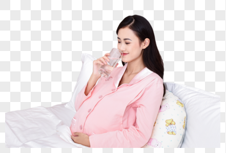 喝水的孕妇图片