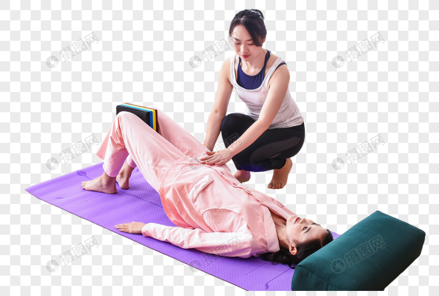教练指导产妇瑜伽动作图片