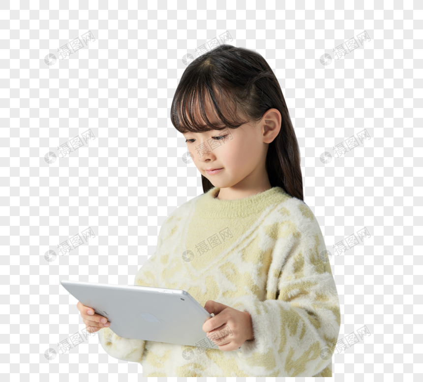 小女孩手拿平板电脑图片