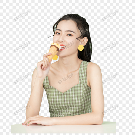 吃冰淇淋的甜美女性图片