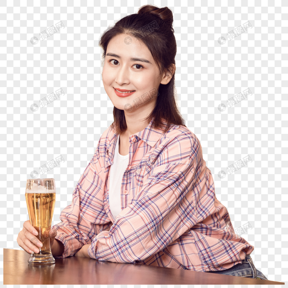 年轻美女酒吧喝啤酒图片