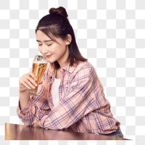 年轻美女酒吧喝啤酒图片
