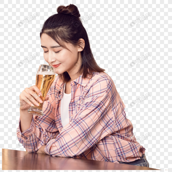 年轻美女酒吧喝啤酒图片