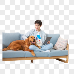 在沙发上抱着宠物拿着平板电脑的男孩高清图片
