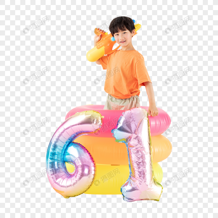 玩水枪的小男孩