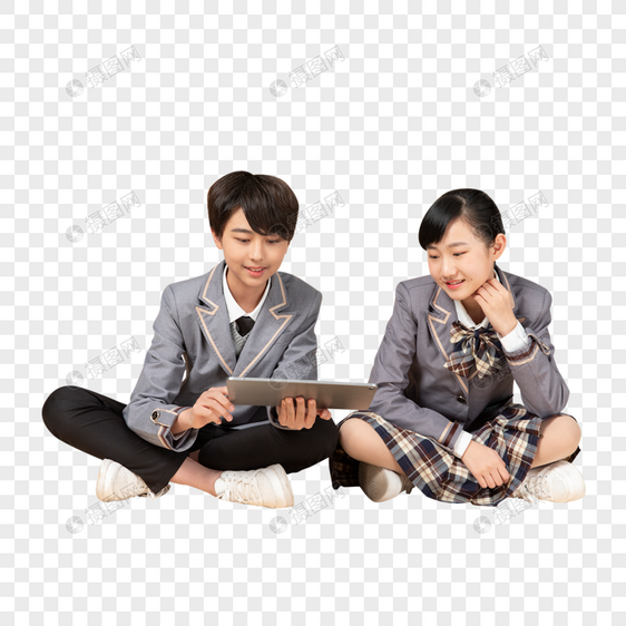坐在地上使用平板电脑学习的中学生图片