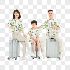 旅行坐在行李箱上的一家三口图片