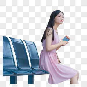 坐在公交车站台等待公交的青年女性图片