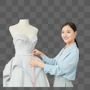 使用皮尺测量婚纱腰围的设计师图片
