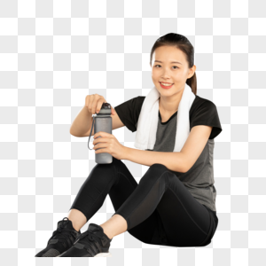 在健身房喝水休息的健身女图片