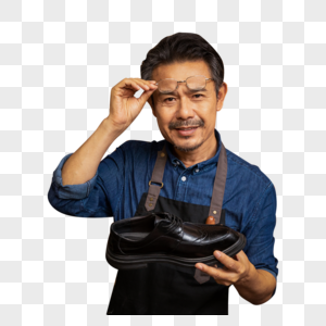 男性皮匠保养护理皮鞋图片