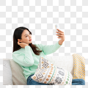 单身美女居家生活沙发上手机自拍图片