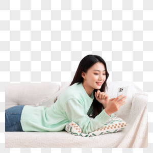 冬季美女居家躺在沙发上玩手机图片