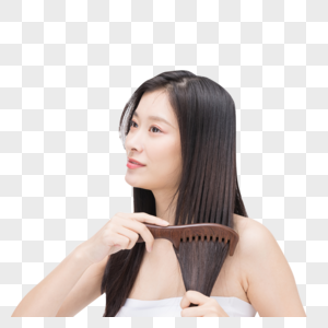 年轻女性使用梳子梳头发高清图片