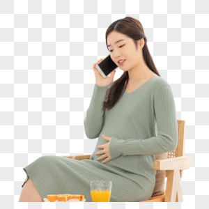 居家生活的孕妇使用手机打电话图片