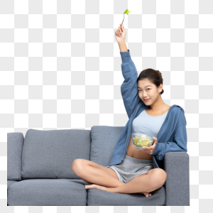 居家吃沙拉减肥的年轻女性图片