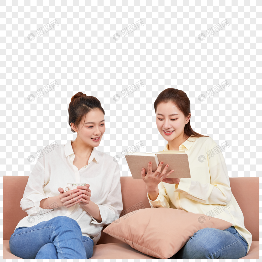 青年女闺蜜在沙发看书图片