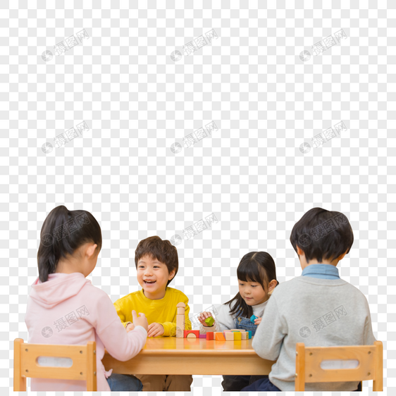 小女孩和朋友们一起玩积木图片