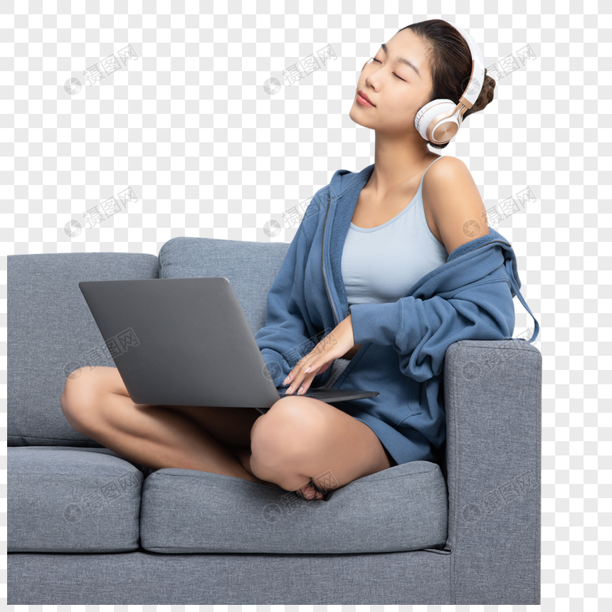 居家女性坐在沙发上听音乐