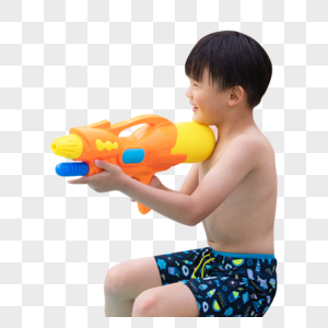 小男孩坐在泳池边玩水枪玩具图片