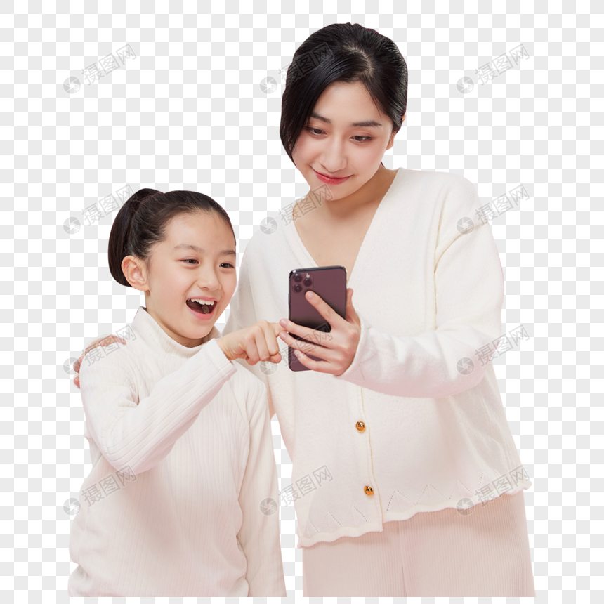 女儿和母亲一起看手机图片