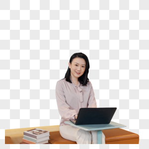 职业女性使用笔记本电脑办公形象图片