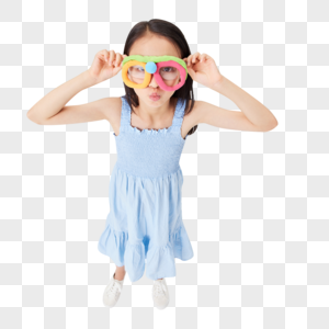 可爱小女孩戴彩色粘土眼镜图片