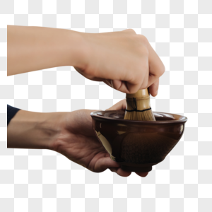 日式茶道茶艺师使用茶筅筛茶特写图片