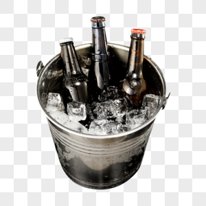 铁桶里放着的夏日冰镇啤酒饮品图片