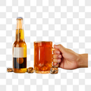 用手拿起放在桌面上的冰镇啤酒杯图片