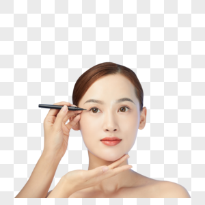 使用眼线笔画眼线的女性图片