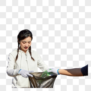 女性在室外参加公益活动清理垃圾图片