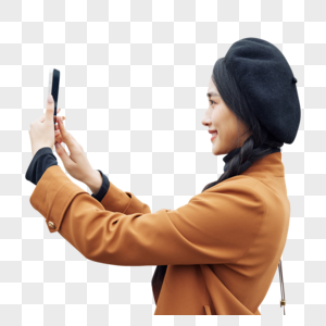 青年女性看展使用手机拍照形象图片