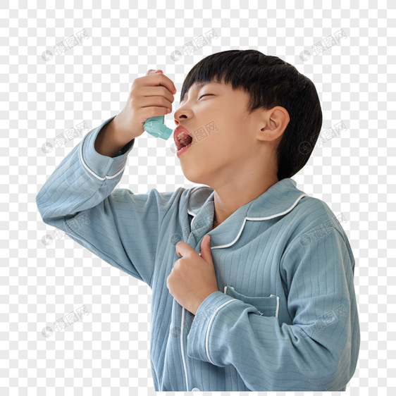 使用哮喘喷雾治疗的男孩图片
