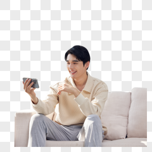 男性坐在沙发上看手机图片