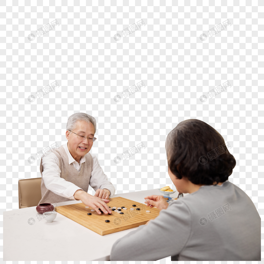 老年夫妻在客厅下棋图片