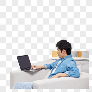 男青年沙发上使用电脑和手机图片