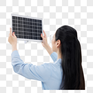 女科研人员研究太阳能发电板图片