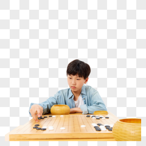 专注下围棋的小男孩图片