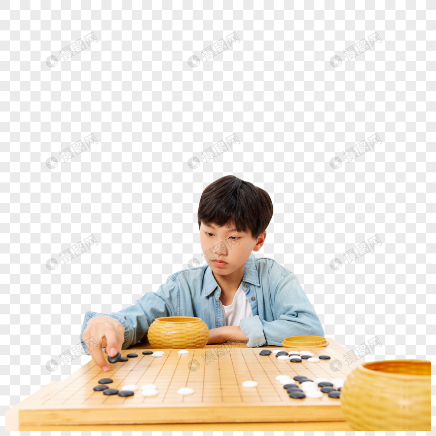 专注下围棋的小男孩图片