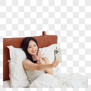 在床上玩手机的女生图片