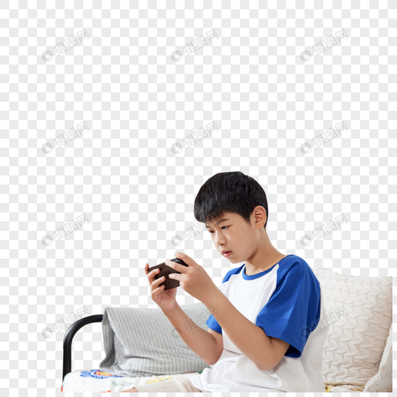 沉迷手机游戏的小男孩图片