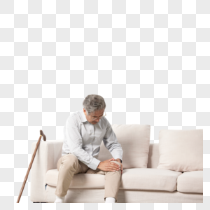 沙发上膝盖不适的老年人图片