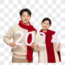 手拿数字2024的年轻情侣图片