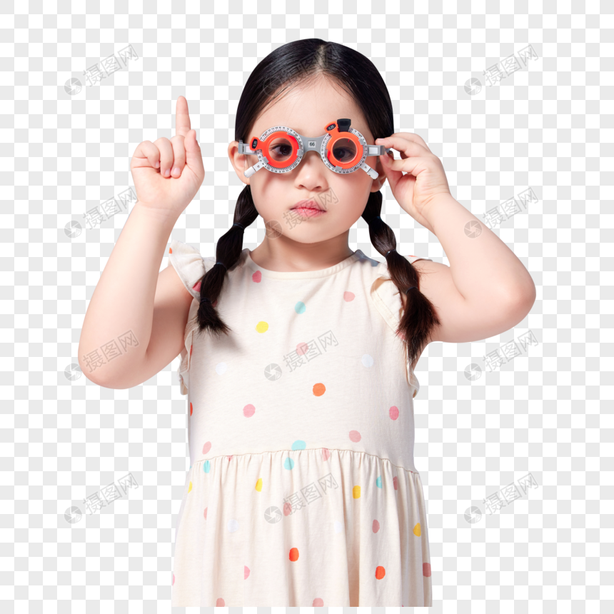 小女孩戴着眼镜模型测视力图片