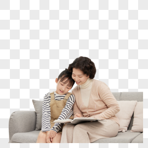 奶奶和孙女在沙发上一起看相册图片