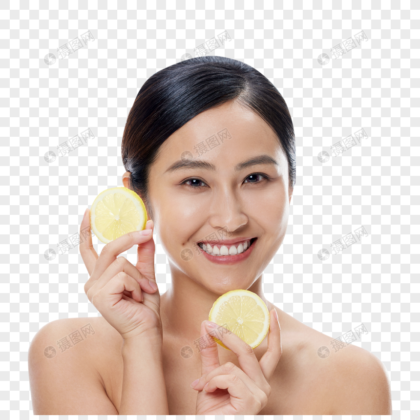 年轻美女手拿柠檬补水护肤概念图片